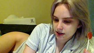 Hot amateur webcam teen masturbates for their fans
