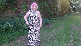 Mature Slut Fingers Pussy Outdoors Till Squirting Explosion