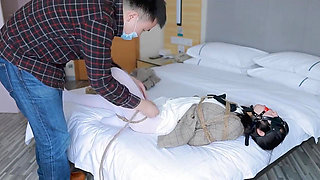 Hui09 - a White-stockinged Jk Girl Is Bound to the Bed with Ropes.