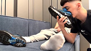 Bottom snuggles sweaty socks and receives a deep internal ejaculation