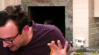 Ebony stunner Honey Gold hot porn video