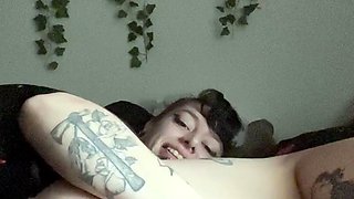 Webcam fun mature brunette with toys cum on cam