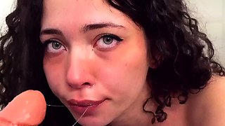 Webcam fun mature brunette with toys cum on cam