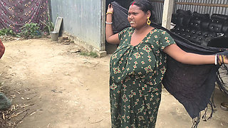 Pados ki desi bhabhi nangi hokar jhadu maar rahi thi jakar chudai ki