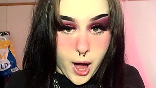 Brunette Amateur MILF Masturbates